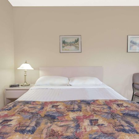 Super 8 By Wyndham Golden Otel Dış mekan fotoğraf