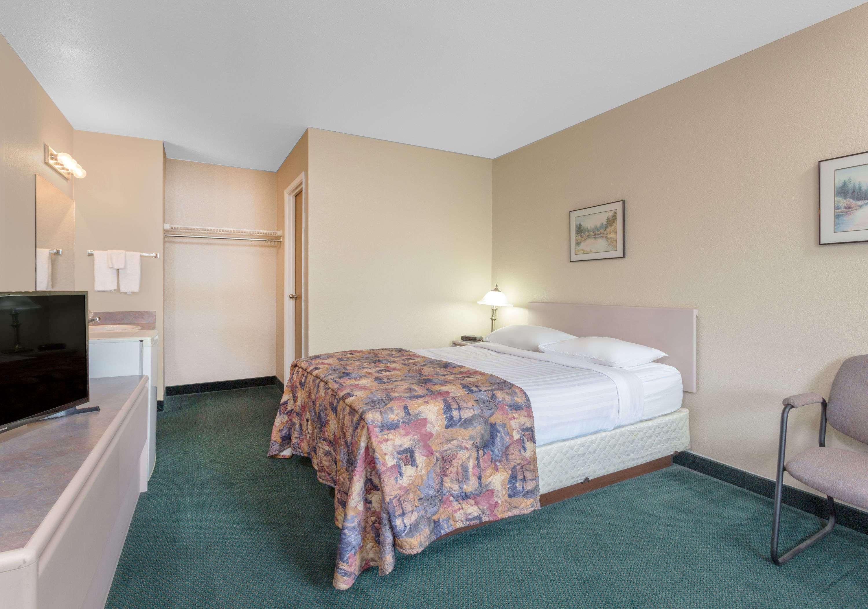 Super 8 By Wyndham Golden Otel Dış mekan fotoğraf