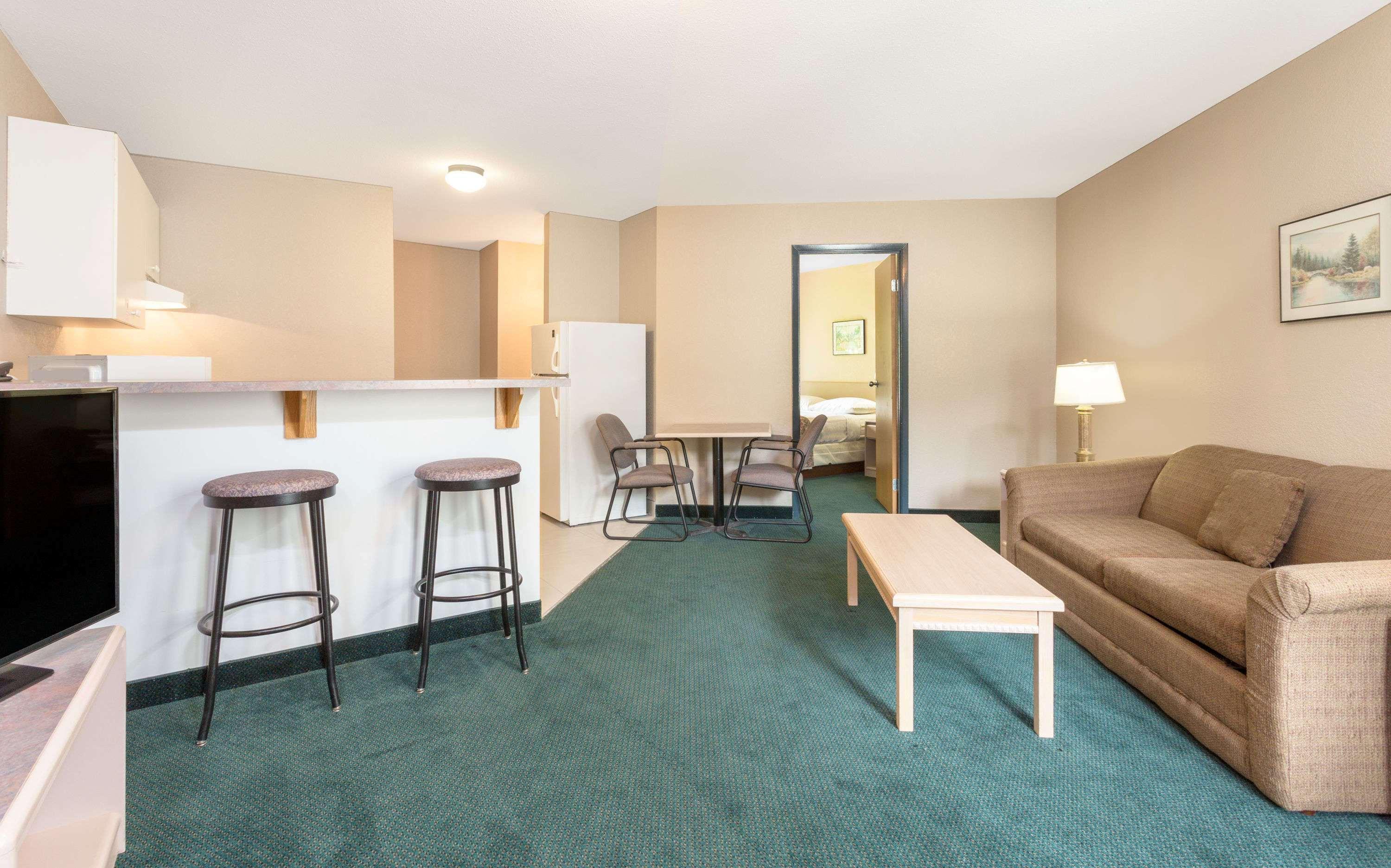 Super 8 By Wyndham Golden Otel Dış mekan fotoğraf