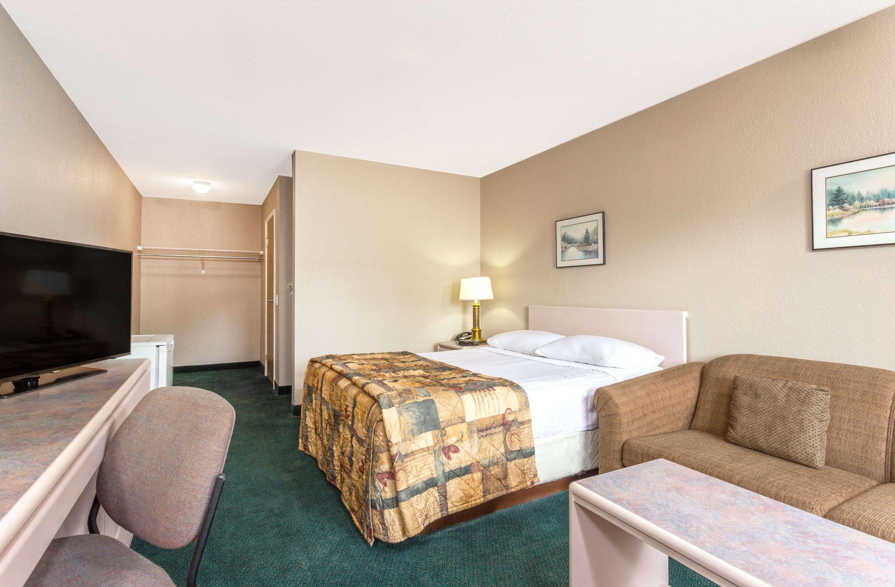 Super 8 By Wyndham Golden Otel Dış mekan fotoğraf