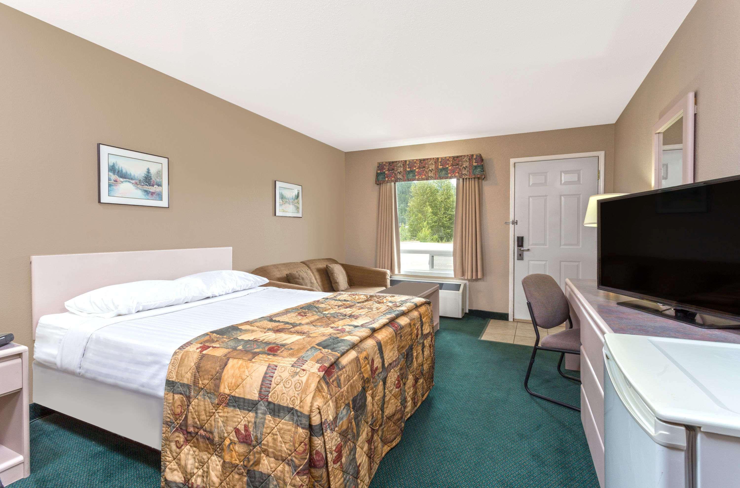 Super 8 By Wyndham Golden Otel Dış mekan fotoğraf