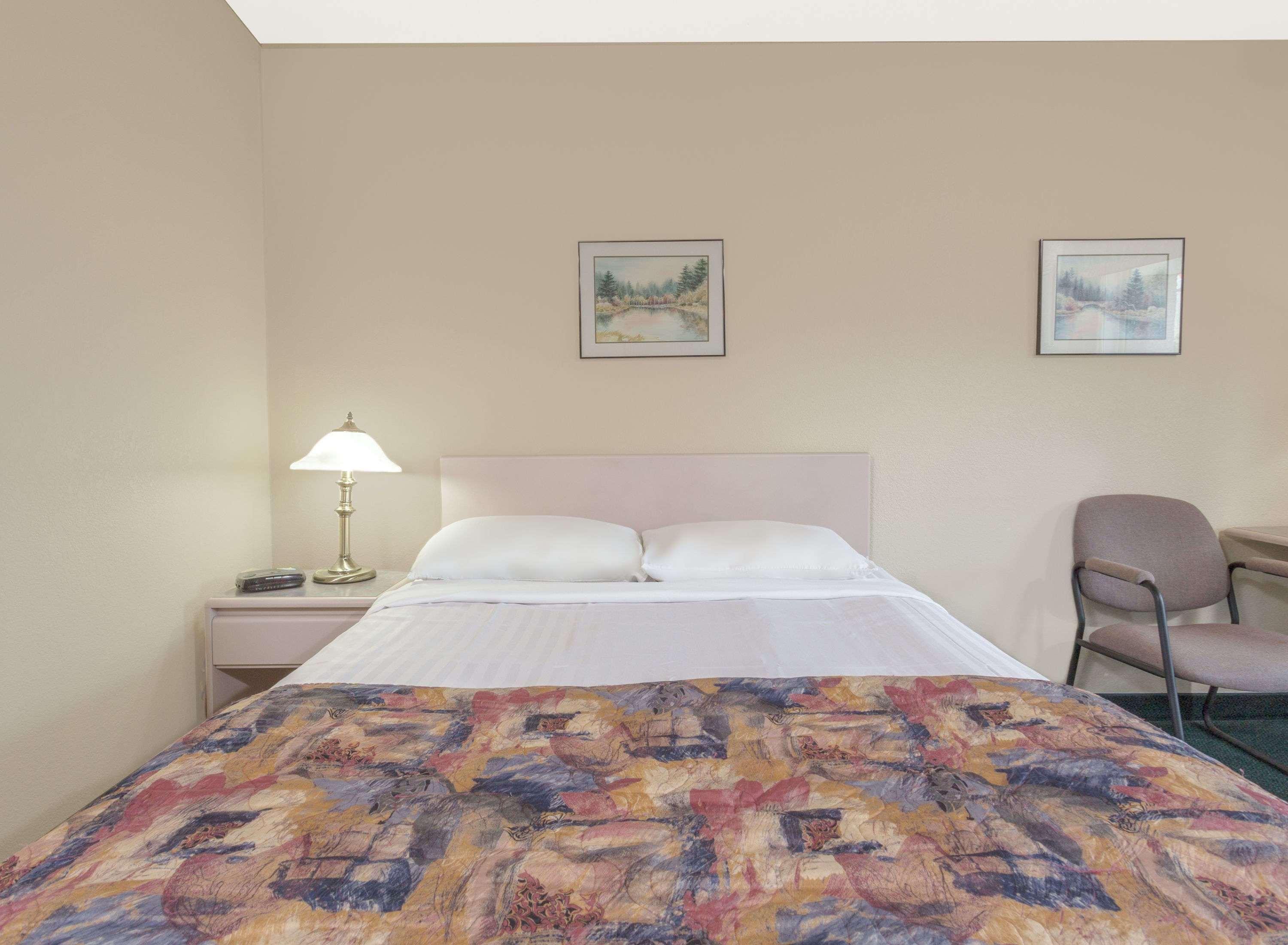 Super 8 By Wyndham Golden Otel Dış mekan fotoğraf