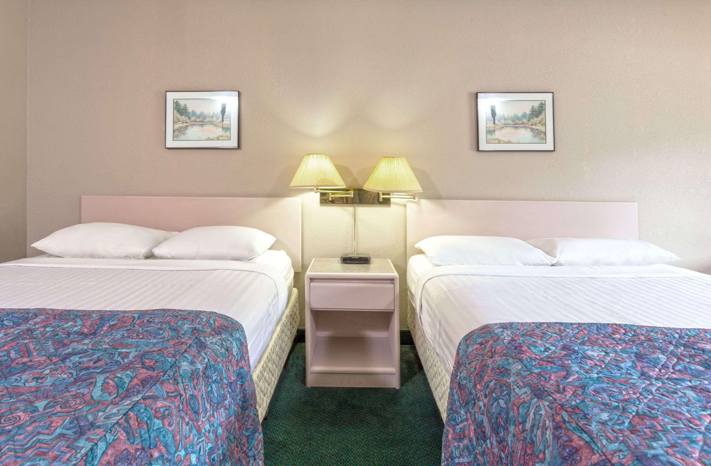 Super 8 By Wyndham Golden Otel Dış mekan fotoğraf