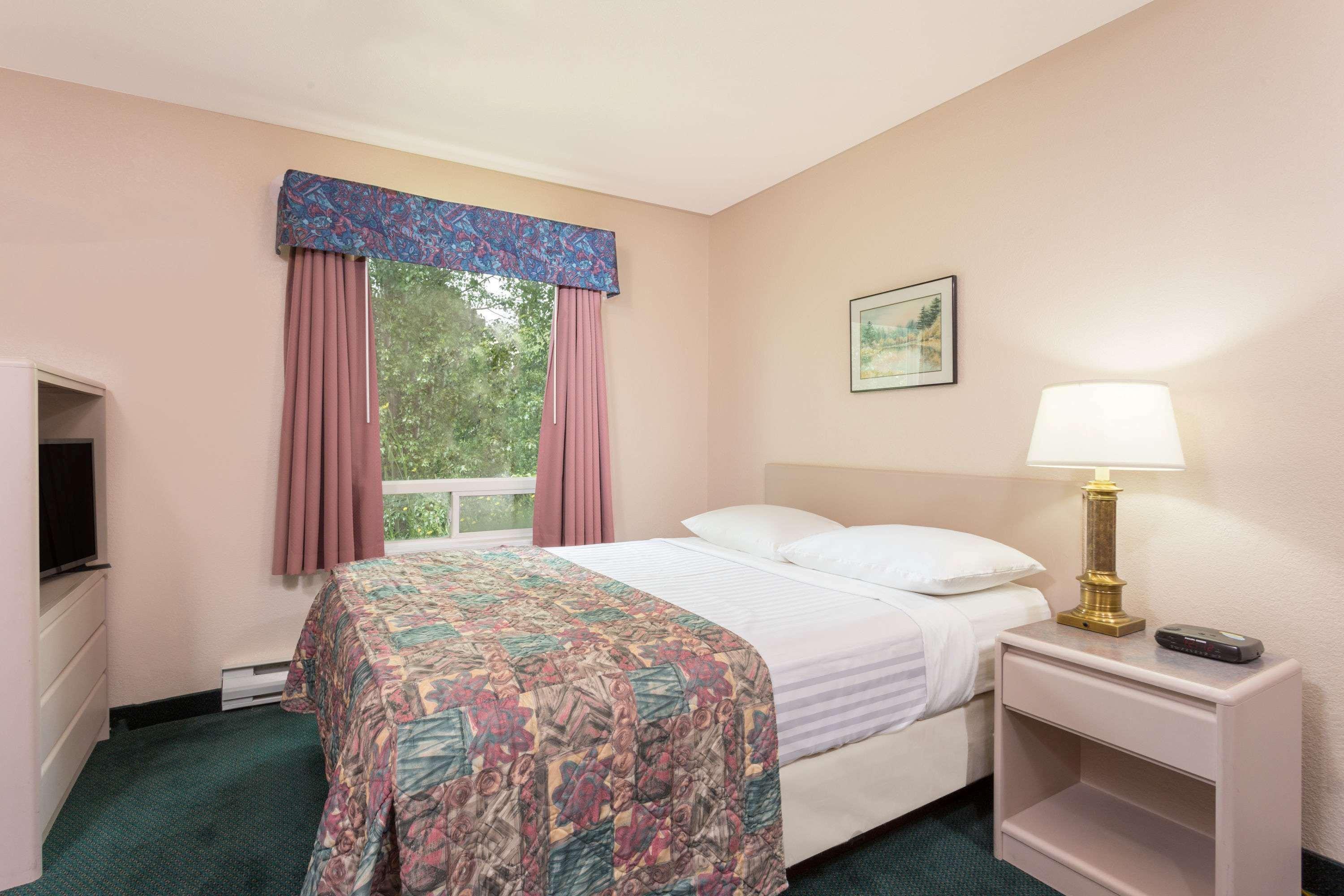 Super 8 By Wyndham Golden Otel Dış mekan fotoğraf