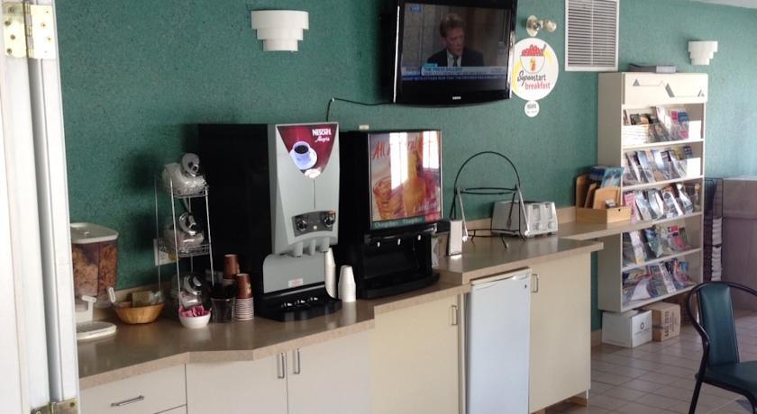 Super 8 By Wyndham Golden Otel Dış mekan fotoğraf