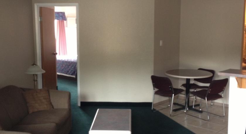 Super 8 By Wyndham Golden Otel Dış mekan fotoğraf