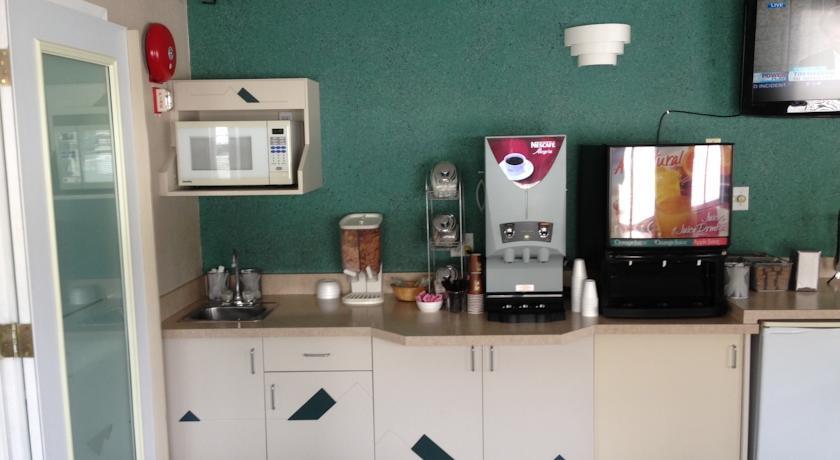 Super 8 By Wyndham Golden Otel Dış mekan fotoğraf