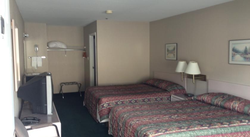 Super 8 By Wyndham Golden Otel Dış mekan fotoğraf
